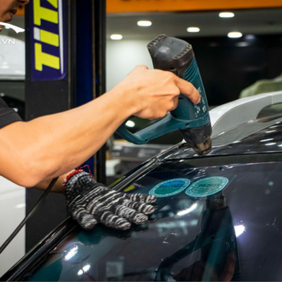 Kỹ thuật viên dán phim cách nhiệt xe hơi