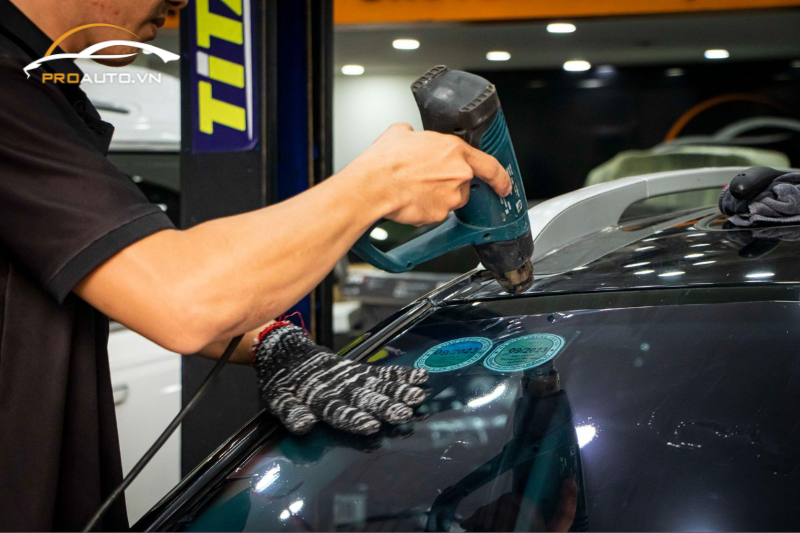 Kỹ thuật viên dán phim cách nhiệt xe hơi