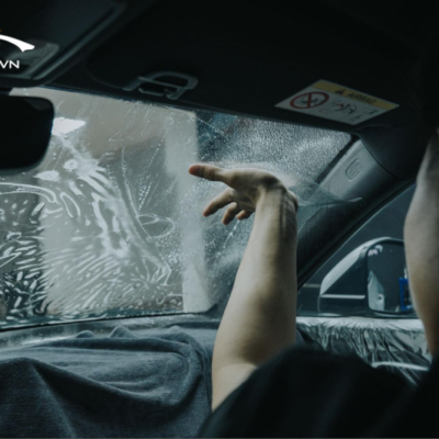 Kỹ thuật viên dán phim cách nhiệt xe Land Cruiser