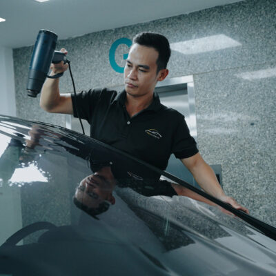 Kỹ thuật viên dán phim cách nhiệt xe Toyota Alphard