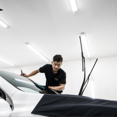 Kỹ thuật viên đo đạc phim cách nhiệt cho kính lái ô tô