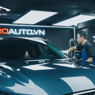 Kỹ thuật viên kiểm tra KCS sau khi dán PPF ô tô