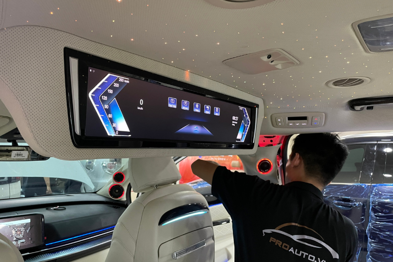 Kỹ thuật viên lắp đặt âm thanh cho xe hơi