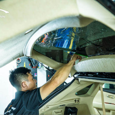 Kỹ thuật viên tại PROAUTO.VN thi công dán phim cách nhiệt ô tô