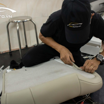 Kỹ thuật viên thi công bọc ghế da xe Toyota Vios