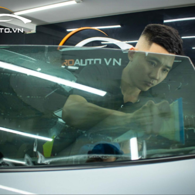 Kỹ thuật viên thi công dán kính xe hơi