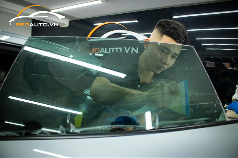 Kỹ thuật viên thi công dán kính xe hơi