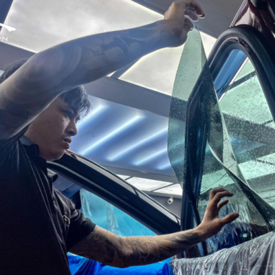 ky thuat vien thi cong dan phim cach nhiet 3