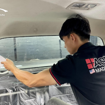 Kỹ thuật viên thi công dán phim cách nhiệt 