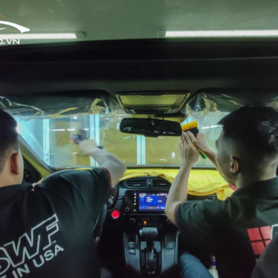 Kỹ thuật viên thi công dán phim cách nhiệt