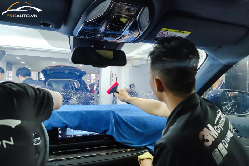 Kỹ thuật viên thi công dán phim cách nhiệt cho Ford Everest