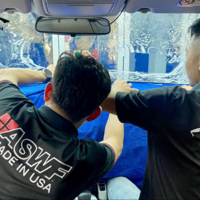 ky thuat vien thi cong dan phim cach nhiet cho kinh lai xe hoi 1