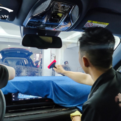 ky thuat vien thi cong dan phim cach nhiet cho kinh lai xe o to 1