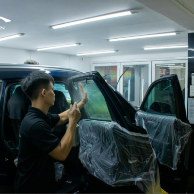 Kỹ thuật viên thi công dán phim cách nhiệt cho xe hơi