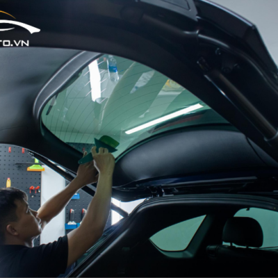 Kỹ thuật viên thi công dán phim cách nhiệt cho xe hơi