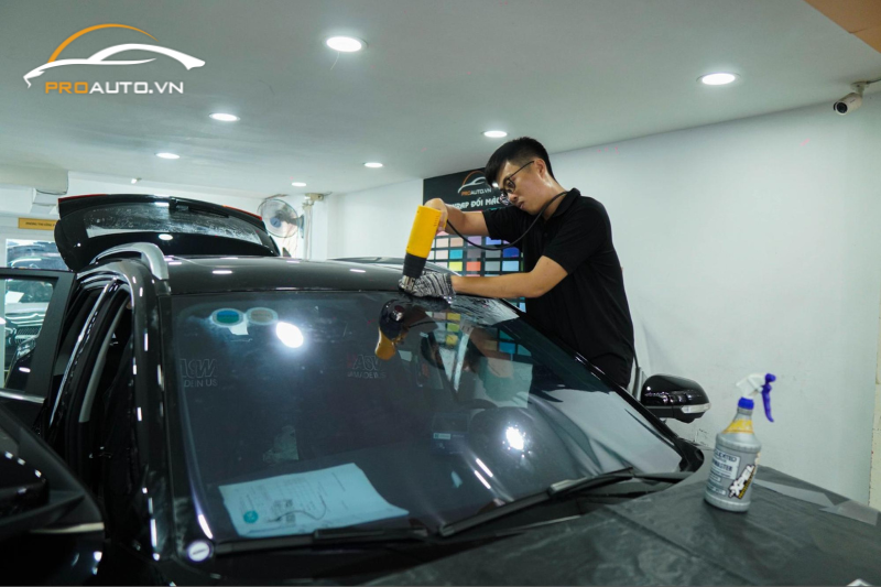 Kỹ thuật viên thi công dán phim cách nhiệt cho xe hơi