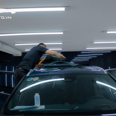 Kỹ thuật viên thi công dán phim cách nhiệt cho xe hơi