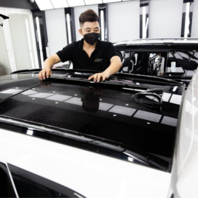 Kỹ thuật viên thi công dán phim cách nhiệt ô tô