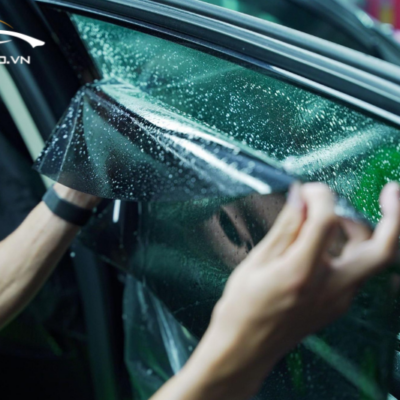Kỹ thuật viên thi công dán phim cách nhiệt ô tô