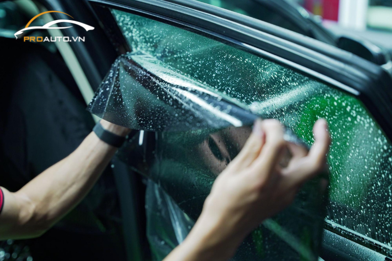 Kỹ thuật viên thi công dán phim cách nhiệt ô tô