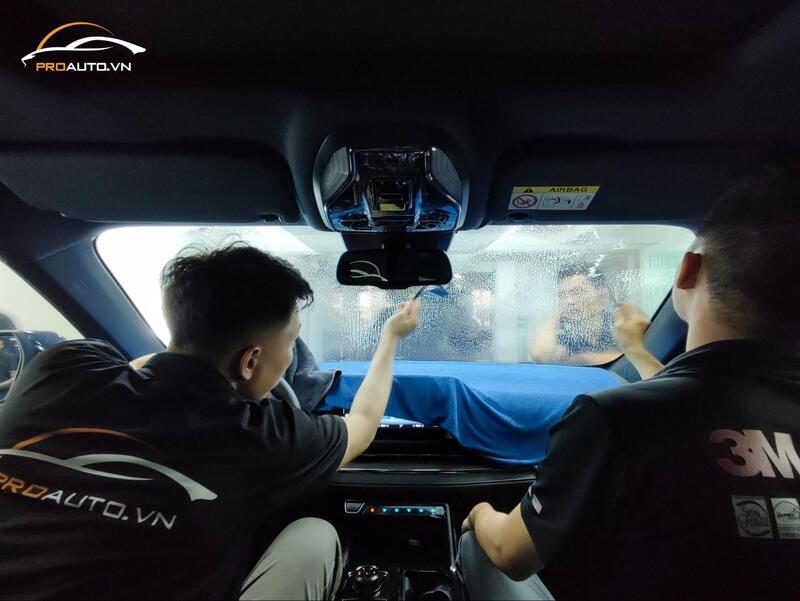Kỹ thuật viên thi công dán phim cách nhiệt tại cho xe Ford Everest