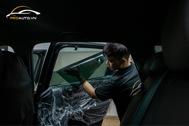 Kỹ thuật viên thi công dán phim cách nhiệt xe Ford Fiesta