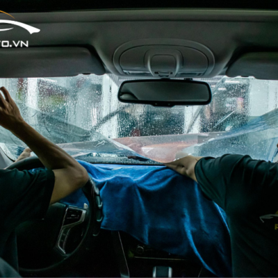 Kỹ thuật viên thi công dán phim cách nhiệt xe hơi