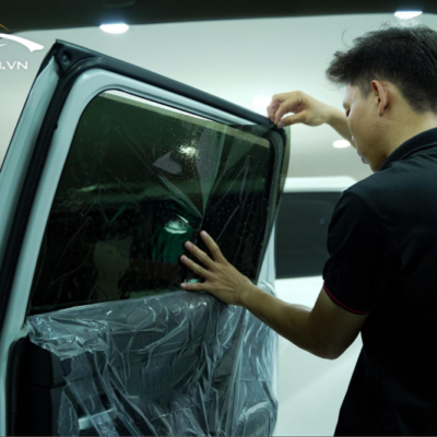 Kỹ thuật viên thi công dán phim cách nhiệt xe Hyundai Tucson