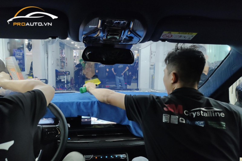 Kỹ thuật viên thi công dán phim cách nhiệt xe Isuzu MU-X B7