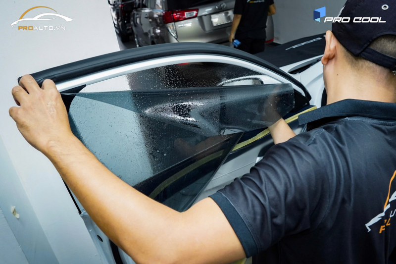Kỹ thuật viên thi công dán phim cách nhiệt xe Mazda CX-5