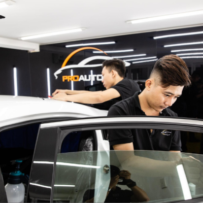 Kỹ thuật viên thi công dán phim cách nhiệt xe ô tô