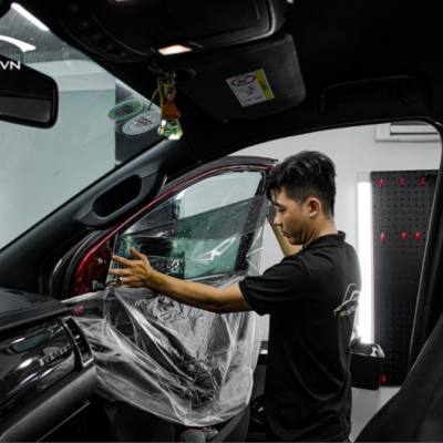 Kỹ thuật viên thi công dán phim cách nhiệt xe ô tô
