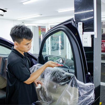 Kỹ thuật viên thi công dán phim cách nhiệt xe Subaru Outback