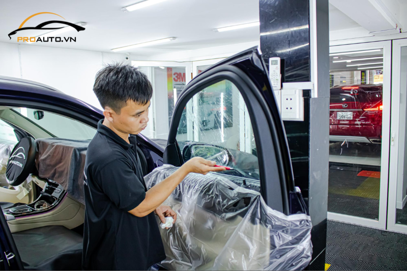 Kỹ thuật viên thi công dán phim cách nhiệt xe Subaru Outback