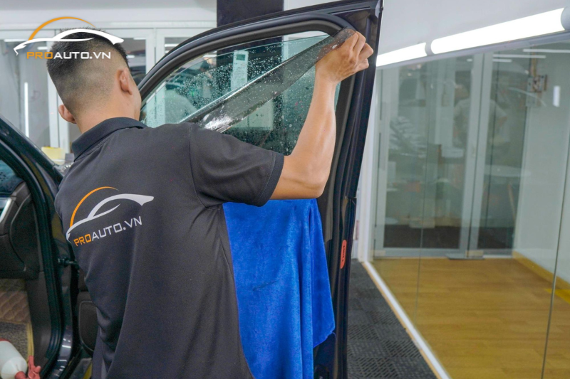 Kỹ thuật viên thi công dán phim cách nhiệt xe Suzuki Celerio