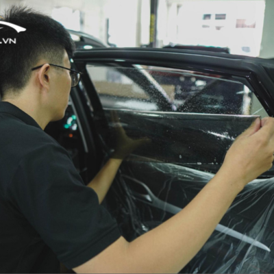 Kỹ thuật viên thi công dán phim cách nhiệt xe Suzuki Vitara