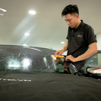 Kỹ thuật viên thi công dán phim cách nhiệt xe Toyota Avanza