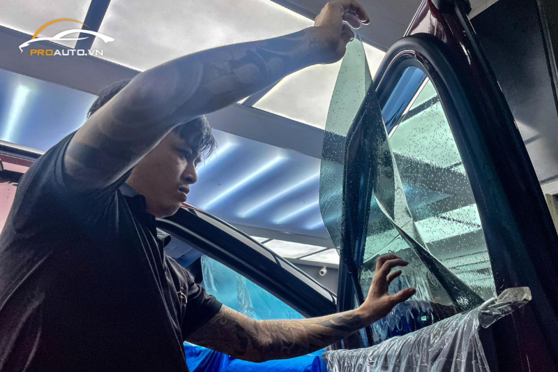 Kỹ thuật viên thi công dán phim cách nhiệt 