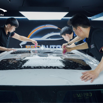 Kỹ thuật viên thi công dán phim PPF xe Kia Carnival