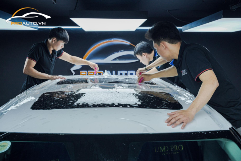 Kỹ thuật viên thi công dán phim PPF xe Kia Carnival