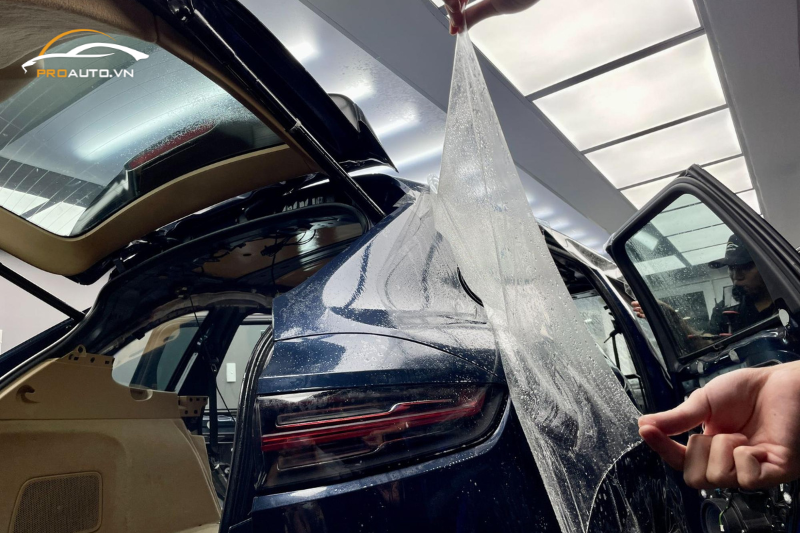 Kỹ thuật viên thi công dán phim PPF xe Porsche Cayenne tại PROAUTO.VN