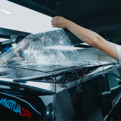 Kỹ thuật viên thi công dán phim PPF xe Toyota Alphard