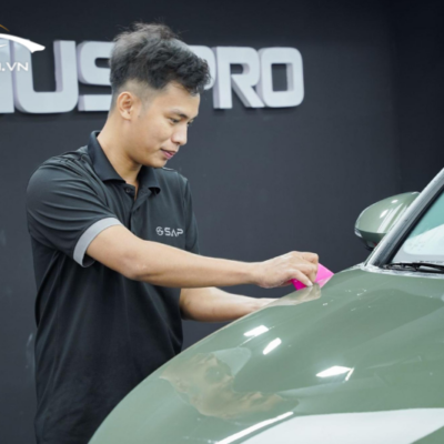 Kỹ thuật viên thi công dán PPF cho xe ô tô tại PROAUTO.VN