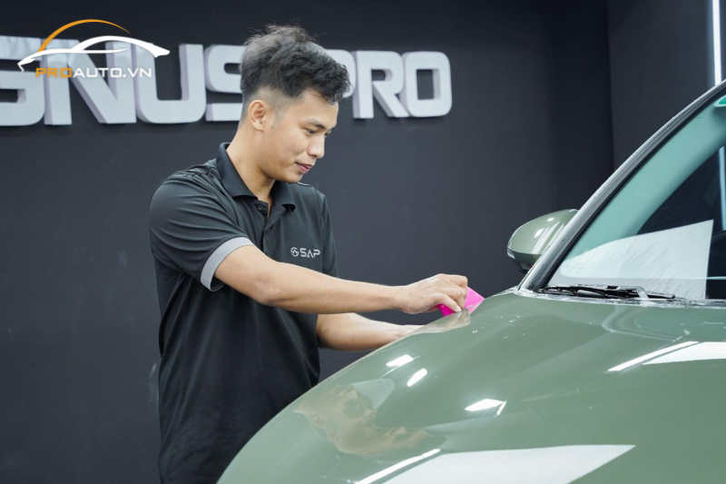 Kỹ thuật viên thi công dán PPF cho xe ô tô tại PROAUTO.VN
