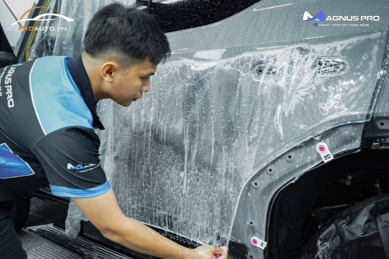 Kỹ thuật viên thi công dán PPF Magnus Pro tại ProAuto.vn