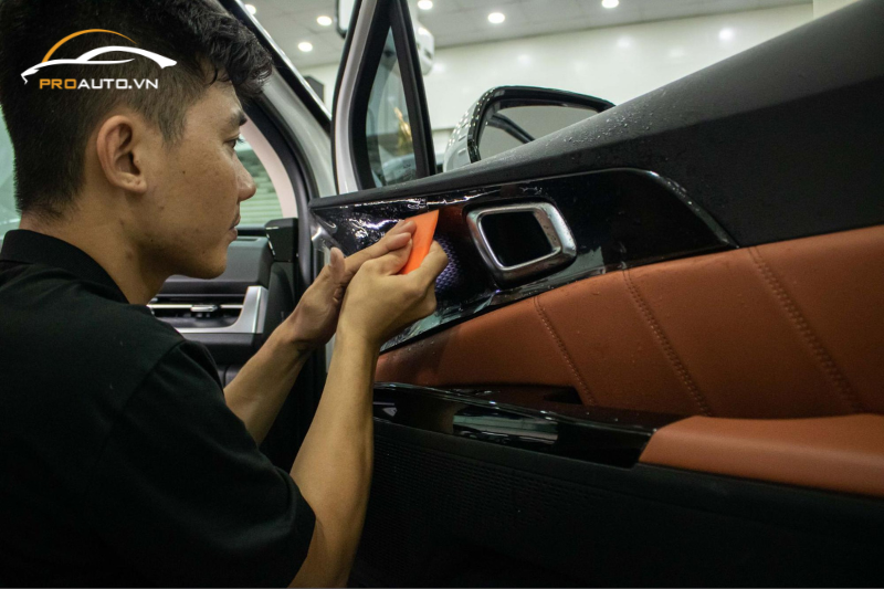 Kỹ thuật viên thi công dán PPF nội thất ô tô