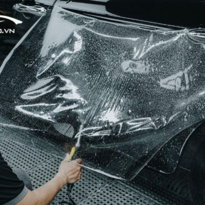 Kỹ thuật viên thi công dán PPF ô tô