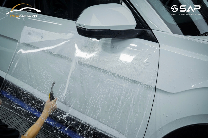 Kỹ thuật viên thi công dán PPF xe Ford Ecosport chuyên nghiệp