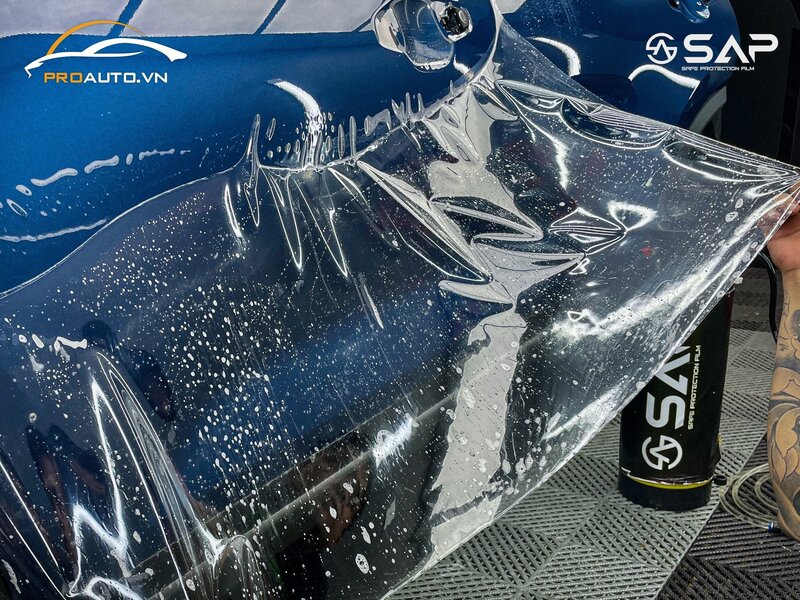 Kỹ thuật viên thi công dán PPF xe ô tô