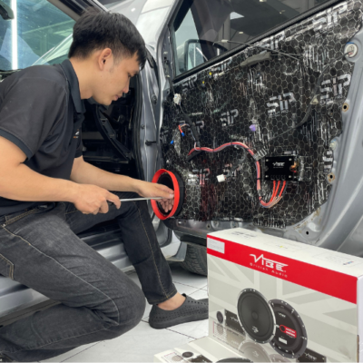 Kỹ thuật viên thi công độ âm thanh cho xe hơi tại PROAUTO.VN